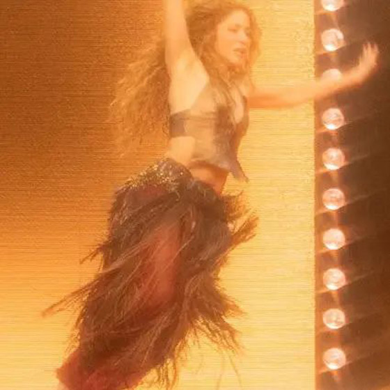  سقوط شاكيرا بشكل مفاجئ على المسرح يثير القلق لدى الجمهور صورة رقم 4