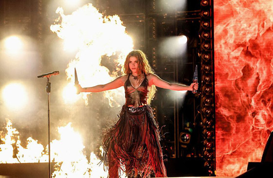  سقوط شاكيرا بشكل مفاجئ على المسرح يثير القلق لدى الجمهور صورة رقم 1