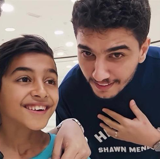 الفنان الفلسطيني محمد عساف يفاجئ الطفل يزن المصاب بالسرطان ويحقق حلمه في لقاء مؤثر صورة رقم 2 الفنان الفلسطيني محمد عساف يفاجئ الطفل يزن المصاب بالسرطان ويحقق حلمه في لقاء مؤثر صورة رقم 2