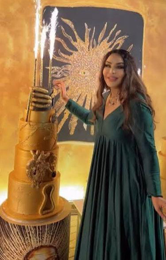 ‏أحلام تحتفل بعيد ميلادها الـ 58 باطلالة فاخرة، مجوهرات فخمة، وقوالب كعك وشموع وورود..   صورة رقم 1