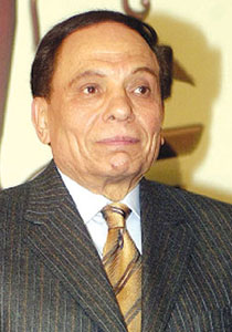 محاولة فاشلة.. مجنونة عادل امام تقتحم فيلته لتتصور معه!! صورة رقم 1 محاولة فاشلة.. مجنونة عادل امام تقتحم فيلته لتتصور معه!! صورة رقم 1