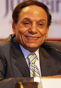 عادل امام: اثق بان الشرطة ستضبط مرسلي التهديدات بخطف احفادي! صورة رقم 1 عادل امام: اثق بان الشرطة ستضبط مرسلي التهديدات بخطف احفادي! صورة رقم 1