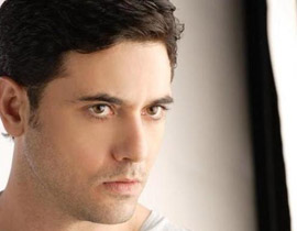  أحمد عز يكشف لمسلسلات اون لاين سر تعلقه بساعة يده  صورة رقم 1