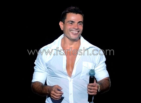 شاهد عمرو دياب يسخر من شاب في حفلة.. فيديو قديم صورة رقم 3