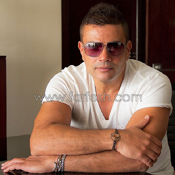 شاهد عمرو دياب يسخر من شاب في حفلة.. فيديو قديم صورة رقم 1