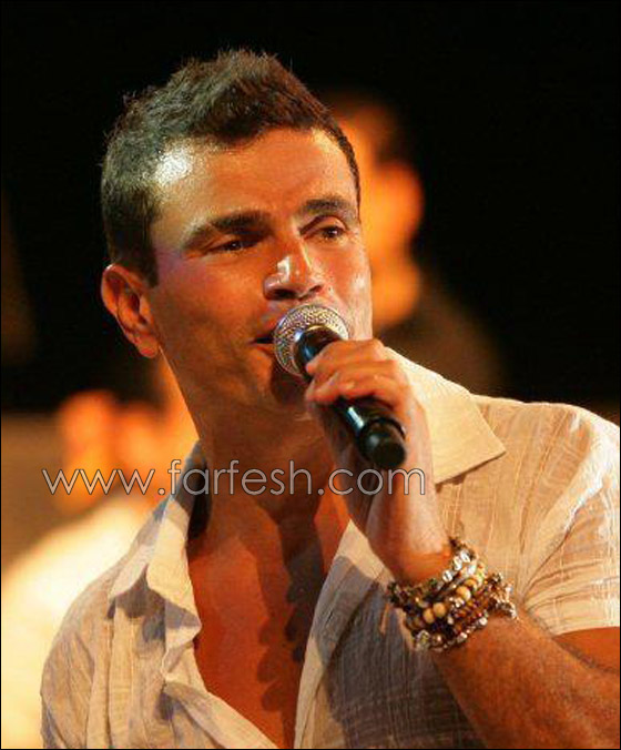 شاهد عمرو دياب يسخر من شاب في حفلة.. فيديو قديم صورة رقم 7