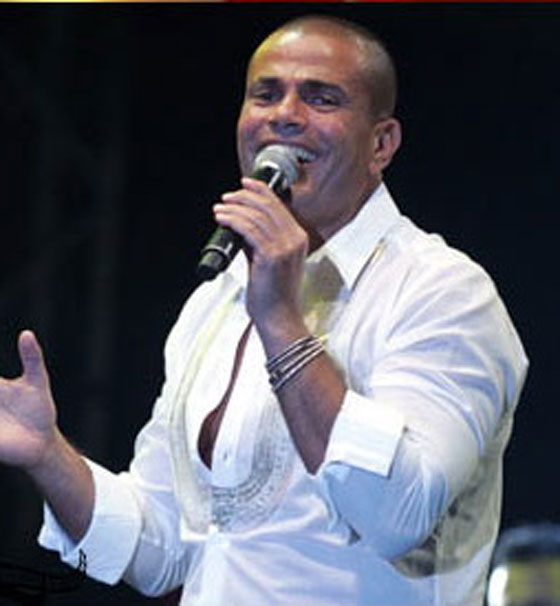 انهيار المسرح يتسبب بإصابة 60 طالبا في حفل عمرو دياب صورة رقم 2 انهيار المسرح يتسبب بإصابة 60 طالبا في حفل عمرو دياب صورة رقم 2