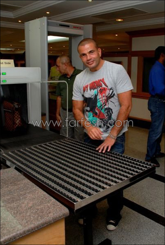 معجبو عمرو دياب يردون مكانه على الشائعات بأنه 