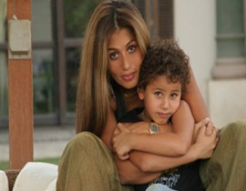 سرقة سيارة زوجة عمرو دياب تحت تهديد السلاح!  صورة رقم 1