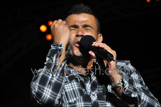 عمرو دياب يفاجىء الجميع بملابسه والفوضى تعم حفلته في العيد! صورة رقم 8 عمرو دياب يفاجىء الجميع بملابسه والفوضى تعم حفلته في العيد! صورة رقم 8