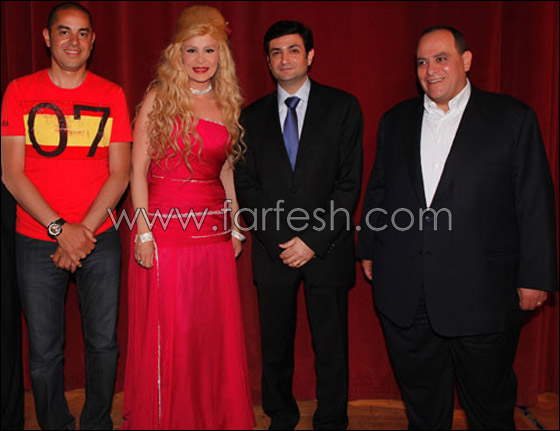 وزير الثقافة اللبناني يفاجئ فريق عمل وزير الثقافة اللبناني يفاجئ فريق عمل