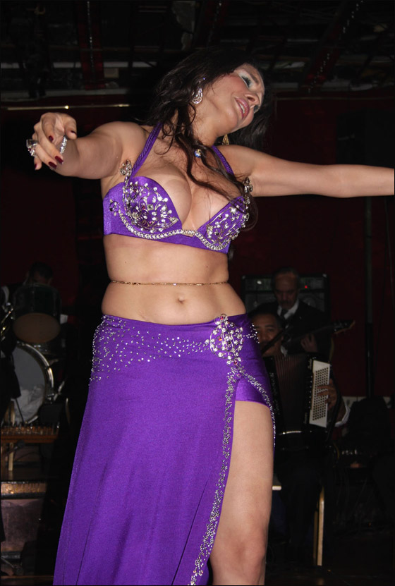 دينا تكتشف مواهب رقص على الهواء في دينا تكتشف مواهب رقص على الهواء في