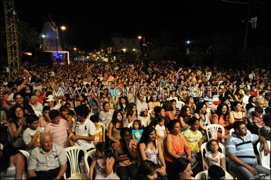 بالصور.. 15 الف متفرج يشعل سهرة تراثية مع النجم فارس كرم صورة رقم 6