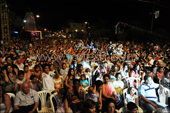 بالصور.. 15 الف متفرج يشعل سهرة تراثية مع النجم فارس كرم صورة رقم 5