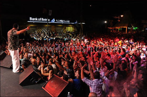 بالصور.. 15 الف متفرج يشعل سهرة تراثية مع النجم فارس كرم صورة رقم 10