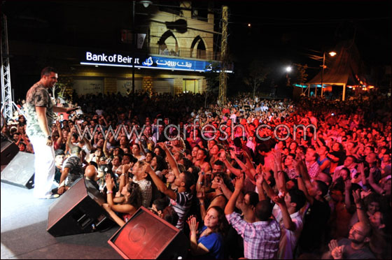 بالصور.. 15 الف متفرج يشعل سهرة تراثية مع النجم فارس كرم صورة رقم 11