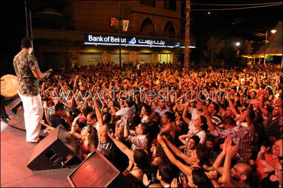 بالصور.. 15 الف متفرج يشعل سهرة تراثية مع النجم فارس كرم صورة رقم 23