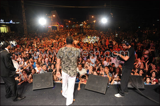 بالصور.. 15 الف متفرج يشعل سهرة تراثية مع النجم فارس كرم صورة رقم 26