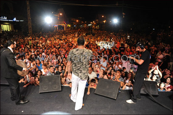 بالصور.. 15 الف متفرج يشعل سهرة تراثية مع النجم فارس كرم صورة رقم 21