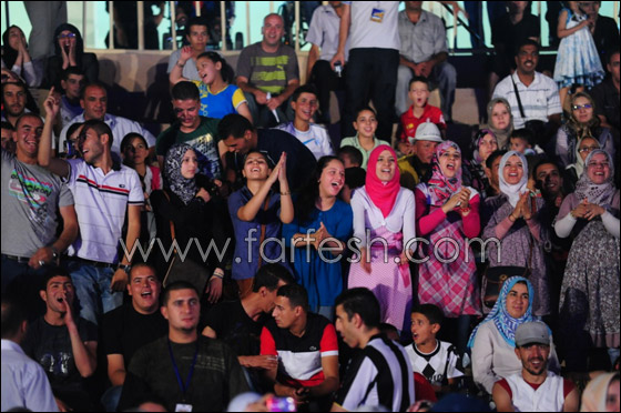 بالصور: فارس كرم يجذب الجماهير ويبدع في مهرجانات الجزائر   صورة رقم 16