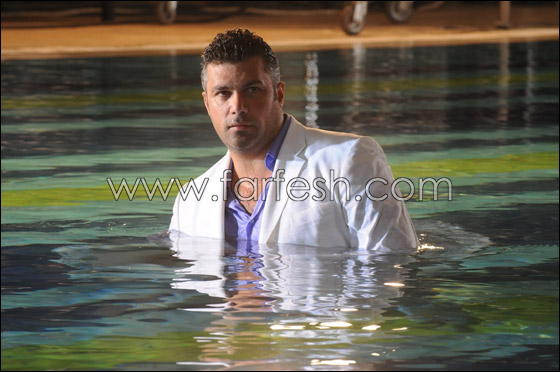 بالصور.. فارس كرم تحت الماء ويتحدى الطبيعة ليصل لمحبوبته!! صورة رقم 27