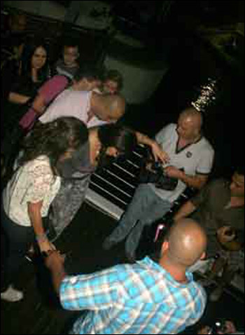 بالصور.. تجمع آلاف الشباب حول هيفاء بعد انزلاق حذاؤها!! صورة رقم 1 بالصور.. تجمع آلاف الشباب حول هيفاء بعد انزلاق حذاؤها!! صورة رقم 1