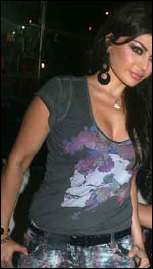 بالصور.. تجمع آلاف الشباب حول هيفاء بعد انزلاق حذاؤها!! صورة رقم 3 بالصور.. تجمع آلاف الشباب حول هيفاء بعد انزلاق حذاؤها!! صورة رقم 3