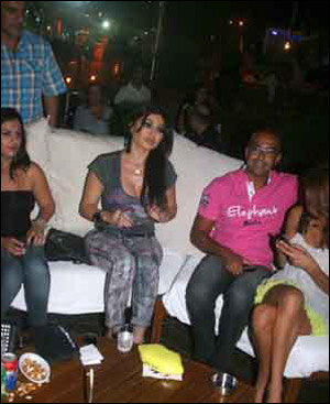 بالصور.. تجمع آلاف الشباب حول هيفاء بعد انزلاق حذاؤها!! صورة رقم 6 بالصور.. تجمع آلاف الشباب حول هيفاء بعد انزلاق حذاؤها!! صورة رقم 6