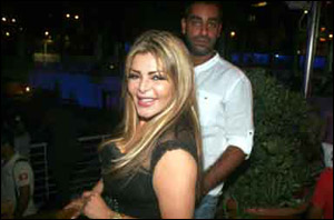 بالصور.. تجمع آلاف الشباب حول هيفاء بعد انزلاق حذاؤها!! صورة رقم 5 بالصور.. تجمع آلاف الشباب حول هيفاء بعد انزلاق حذاؤها!! صورة رقم 5