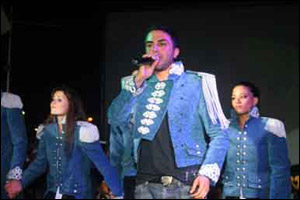 بالصور.. تجمع آلاف الشباب حول هيفاء بعد انزلاق حذاؤها!! صورة رقم 4 بالصور.. تجمع آلاف الشباب حول هيفاء بعد انزلاق حذاؤها!! صورة رقم 4