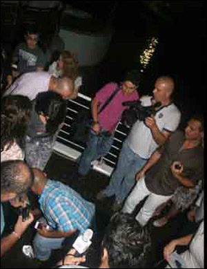 بالصور.. تجمع آلاف الشباب حول هيفاء بعد انزلاق حذاؤها!! صورة رقم 2 بالصور.. تجمع آلاف الشباب حول هيفاء بعد انزلاق حذاؤها!! صورة رقم 2