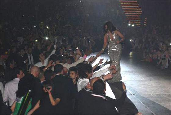 بالصور.. هيفا وهبي تحيي حفلا ضخما في هولندا! صورة رقم 7 بالصور.. هيفا وهبي تحيي حفلا ضخما في هولندا! صورة رقم 7