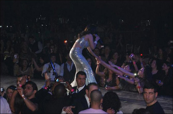 بالصور.. هيفا وهبي تحيي حفلا ضخما في هولندا! صورة رقم 5 بالصور.. هيفا وهبي تحيي حفلا ضخما في هولندا! صورة رقم 5