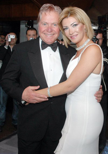 فهمي: زوجتي واعية وتصورني مع الفتيات بالاحضان!! صورة رقم 1 فهمي: زوجتي واعية وتصورني مع الفتيات بالاحضان!! صورة رقم 1