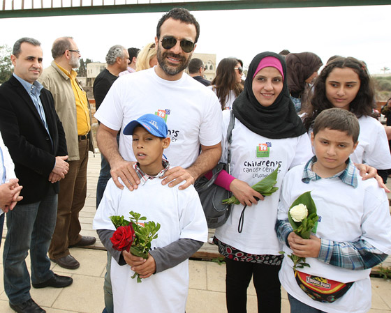 جو أشقر وأطفال جمعيّة 