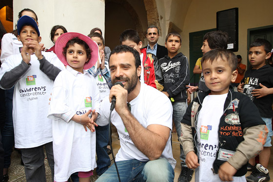 جو أشقر وأطفال جمعيّة 