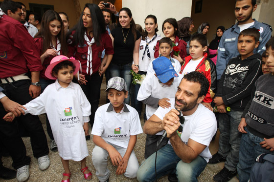 جو أشقر وأطفال جمعيّة 