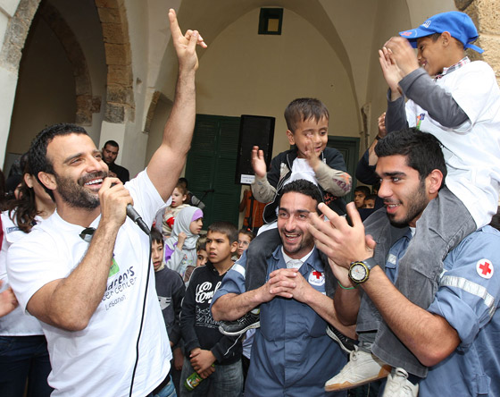 جو أشقر وأطفال جمعيّة 