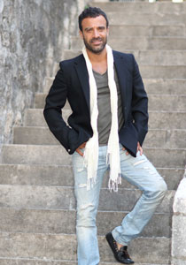 جو اشقر: تجرأت باللون الخليجي ولا أمانع تقديم ديو مع زوجتي  صورة رقم 1