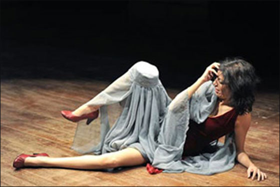 ممثلة مغربية تتعرى في عرض مسرحي لعرب بلجيكا!! صورة رقم 2 ممثلة مغربية تتعرى في عرض مسرحي لعرب بلجيكا!! صورة رقم 2