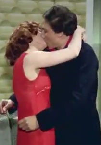 لبلبة: اعتبر عادل امام مثل زوجي وهو اكثر فنان قبّلني! صورة رقم 1 لبلبة: اعتبر عادل امام مثل زوجي وهو اكثر فنان قبّلني! صورة رقم 1