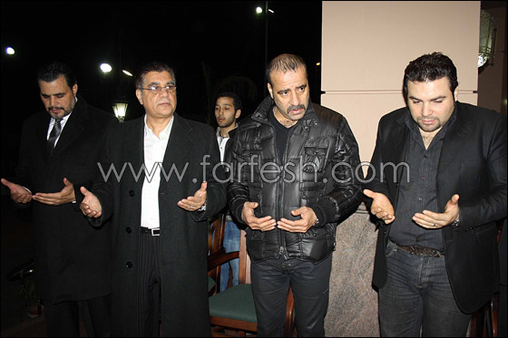 مسلسلات اون لاين يرصد بالصور لحظات حزن مجدي كامل على وفاة والده    صورة رقم 5