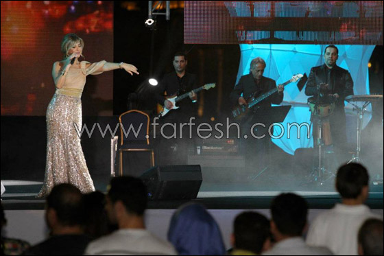 اشتعال الحرب بين معجبي نوال ووائل بحفل ليالي دبي!  صورة رقم 2