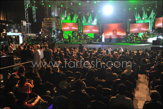 اشتعال الحرب بين معجبي نوال ووائل بحفل ليالي دبي!  صورة رقم 13