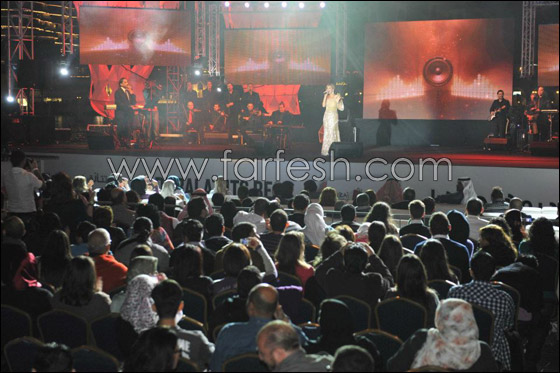 اشتعال الحرب بين معجبي نوال ووائل بحفل ليالي دبي!  صورة رقم 17