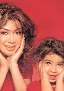 الفنانات العربيات تدللن بناتهن وتقدمن لهن اجمل الاغاني!!  صورة رقم 2