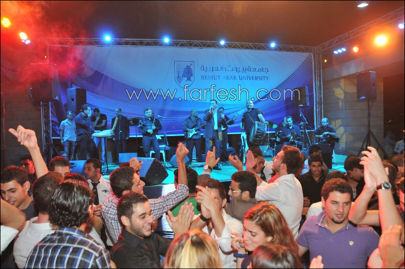 الفنان نقولا الأسطا يتسلم درعا تكريميا   صورة رقم 1