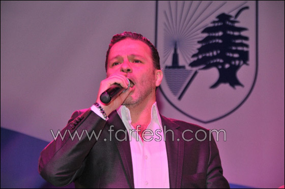 الفنان نقولا الأسطا يتسلم درعا تكريميا   صورة رقم 2