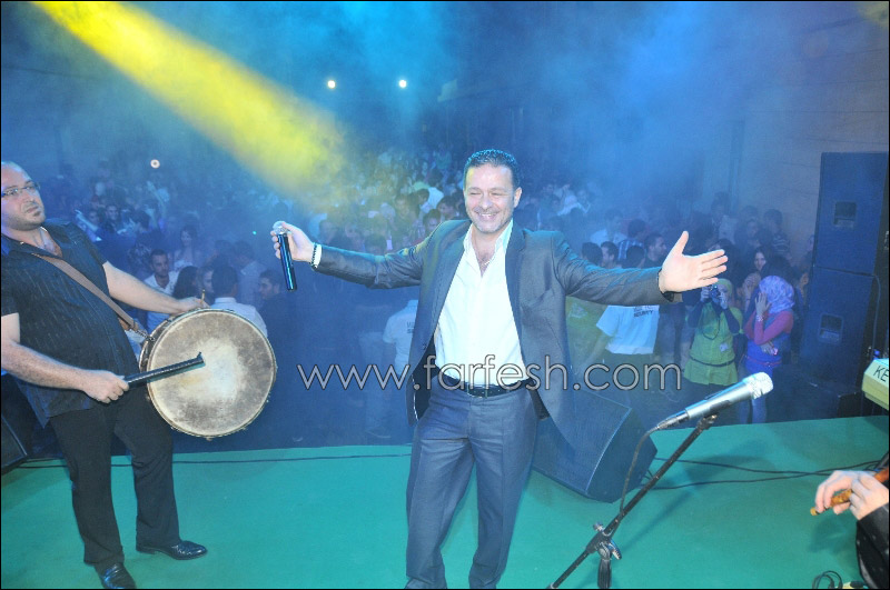 الفنان نقولا الأسطا يتسلم درعا تكريميا   صورة رقم 3