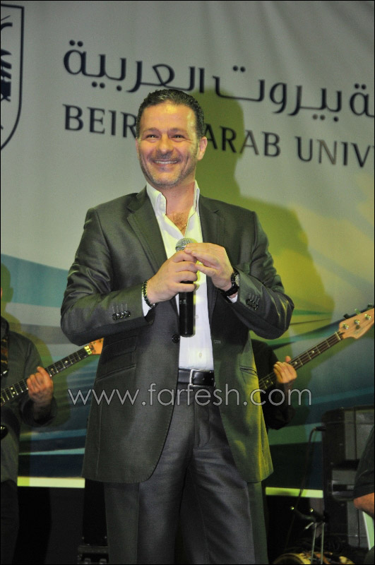 الفنان نقولا الأسطا يتسلم درعا تكريميا   صورة رقم 4